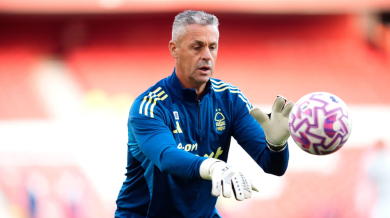 Треньор в Англия с шест шева на главата