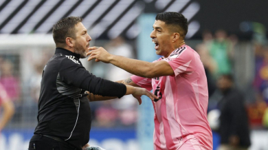 Звярът Луис Суарес пак се прояви, наплю човек в луд екшън Видео