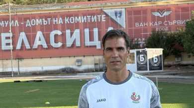 Бивш национал ще спасява затънал известен тим