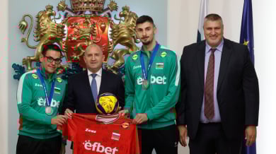 Румен Радев и волейболните герои си размениха подаръци Снимки