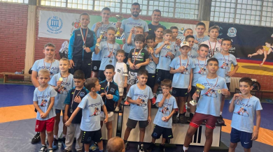 Талантите на НСА обраха медалите на силен турнир по борба