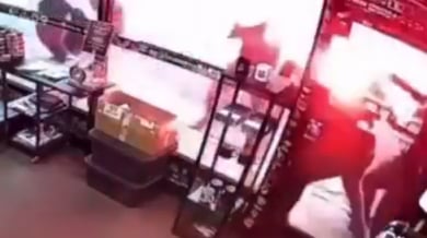 Запалиха лицето на човек в свирепо кърваво меле с колани и факли Видео