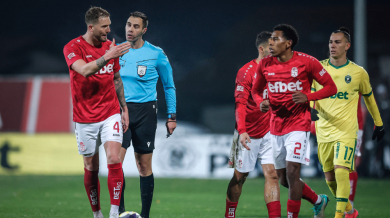 Изумителен гол от центъра в мач от родния елит Видео