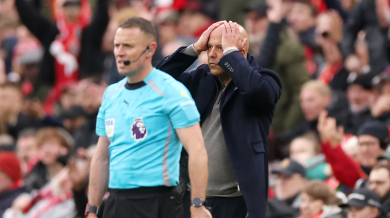 Ливърпул троши негативни рекорди, Слот вече е на дузпата