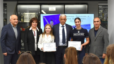 Стилияна Николова и Ева Брезалиева с дарение за НСА