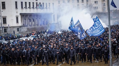 Лудница в София! Хвърлиха бомби в Триъгълника на властта Видео