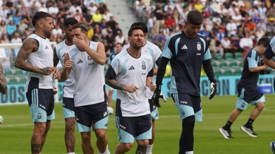 Меси блести при победа срещу Ангола