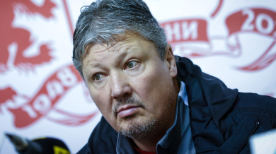 Атлетико (Мадрид) и Валенсия играят за Любо Пенев