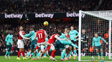 Два автогола донесоха победа на Арсенал