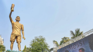 Меси с първи думи за собствената си статуя
