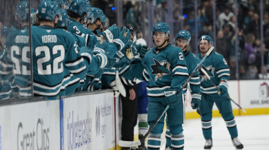 „Акулите“ гризнаха „пингвините“ четири пъти за 13 минути