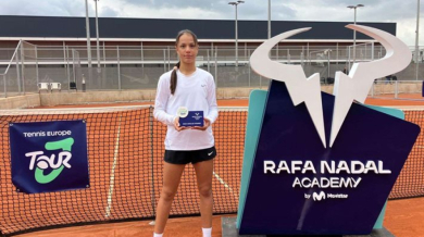 Наше момиче с трофей в академията на Рафа Надал