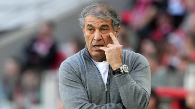 Треньор се покри вдън земя, не могат да го уволнят