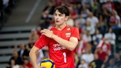 Мони Николов отпразнува победа с мама и татко