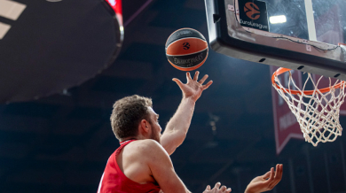 Олимпиакос с Везенков потрепери в Болоня