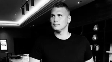 Убиха 34-годишен световен шампион в дома му