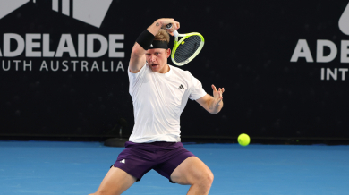 Лидерът в Аделаида бие без проблем