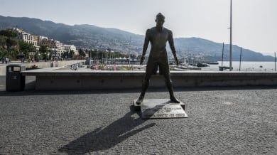 Мъж запали статуята на Роналдо и изрева: Последното Божие...