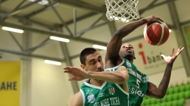 Черно море Тича във врата на лидера