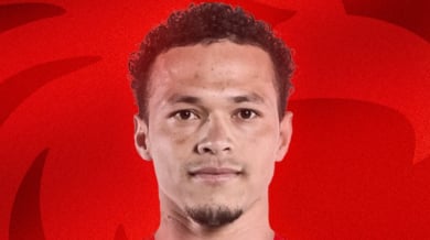 Бивш левскар позира с червения екип 