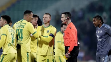 Ас на Лудогорец беснее, хвърли фланелката си на земята