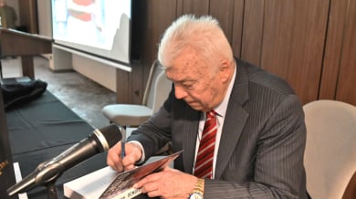 Държавен глава и футболни величия на крака при просълзения Христо Бонев