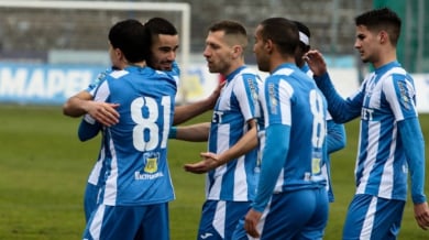 Лидерът във Втора лига гази с 4:0