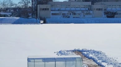 Снегът и дъждът удариха по футбола в България