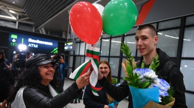 Посрещнаха със знамена и балони героя на България от Световното