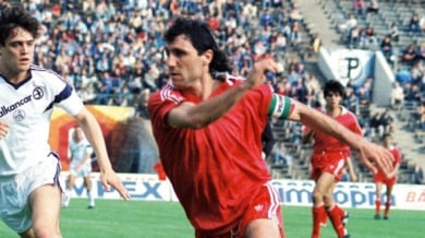 Христо Стоичков вкарва за ЦСКА срещу Барселона