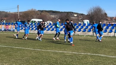 Наш футболист си глътна езика и получи гърч по време на мач