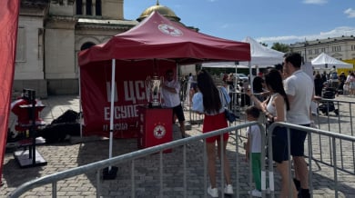 Шампиони от Левски и ЦСКА заедно удариха рамо на децата на София