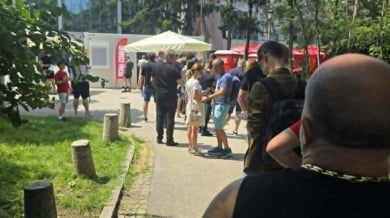 Феновете на ЦСКА луднаха, наредиха се на дълги опашки