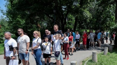 Феновете на ЦСКА луднаха, наредиха се на дълги опашки