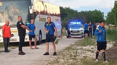 Пратиха полицейски ескорт след лют бараж за Трета лига