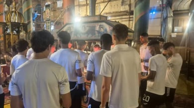 Футболистите на Славия запалиха свещ в памет на загиналите деца от школата