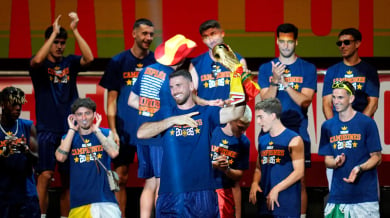 Йереми Пино награби Унай Симон пред камера