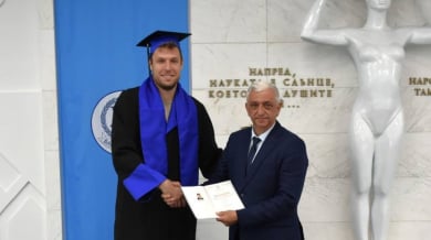 Александър Везенков с успех извън баскетбола