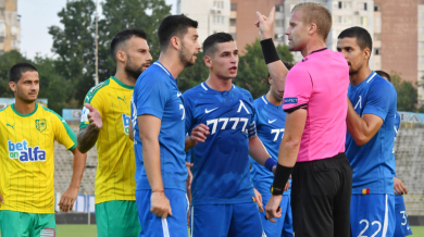 Реферът от резила на Левски срещу... АЕК свири мача с АЕК