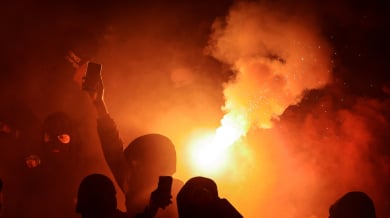 Сблъсъци между полицията и фенове на Левски в Атина, блокираха 20 автобуса