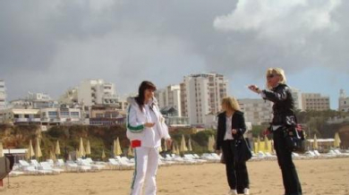 Илиана Раева събира миди в Португалия