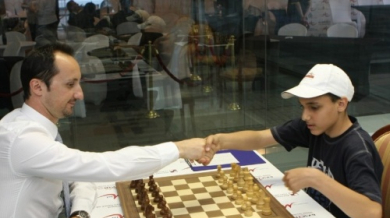 Бербатов предизвика Веско Топалов, но загуби на ускорен шах