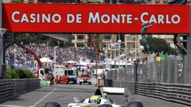 Бътън води колоната след 15 обиколки по улиците на Монако