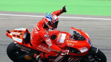 Кейси Стоунър триумфира в Гран При на МотоGP в Италия