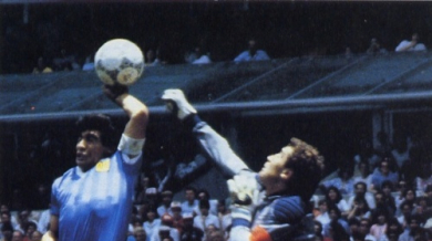 През 1986 година Марадона вкарва с Божията ръка