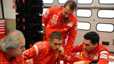 Валентино Роси се кани да кара болид от Ф1