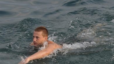Спортен журналист преплува разстоянието Черноморец - Поморие
