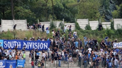 Феновете на Левски бутнаха бетонна ограда на стадион &quot;Миньор&quot;