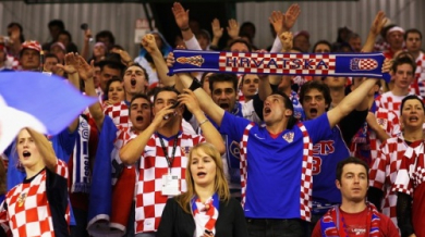 Девет фенове на Хърватия задържани след мача с Англия