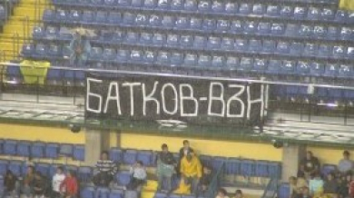 Феновете на Левски бесни на Батков, готвят масови протести на дербито